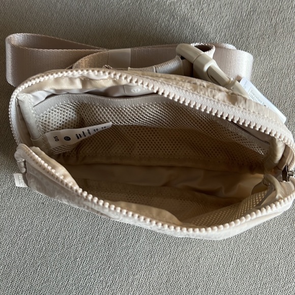 Lululemon Everywhere Belt Bag in White Opal - Picture 5 of 10